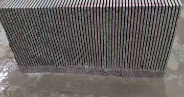 攀枝花芝麻白毛板荒料切割